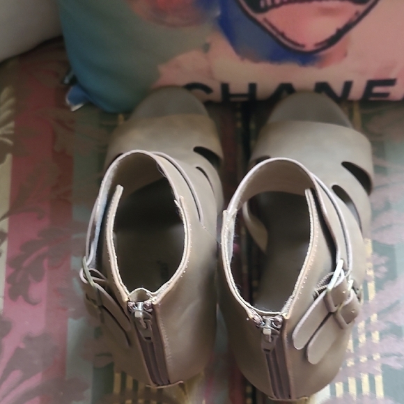 Pierre Dumas Tan Heeled Boots with Western Influence - Picture 4 of 6